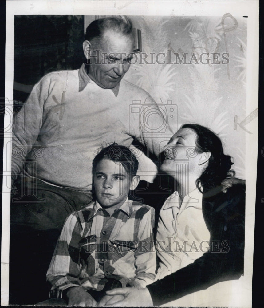 1952 Harold Lorentson and parents after he was absolved of murder - Historic Images