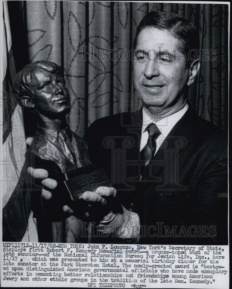 1968 Press Photo NY Sec. of State John P. Lomenzo Displays RFK Memorial Award - Historic Images