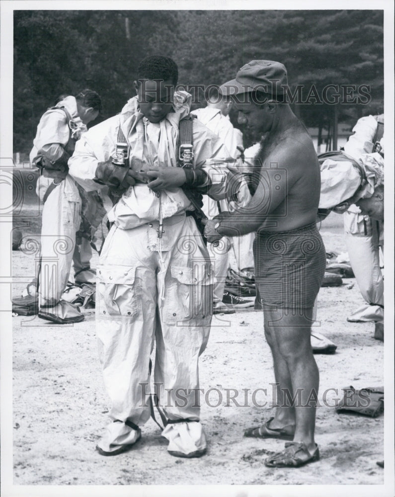 1967 Press Photo Emanuel Lomax Air Force Survival Training,Guy Iannuzzo - Historic Images