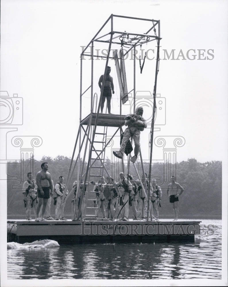 1967 Press Photo Emanuel Lomax Youth Opportunity ,Air Force Survival Training - Historic Images