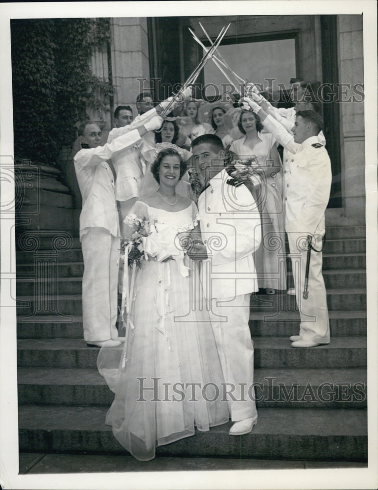 1948 Press Photo Ensign Hubert B. Loheed, and his bride Vilma Jeanne Oberholtxer - Historic Images