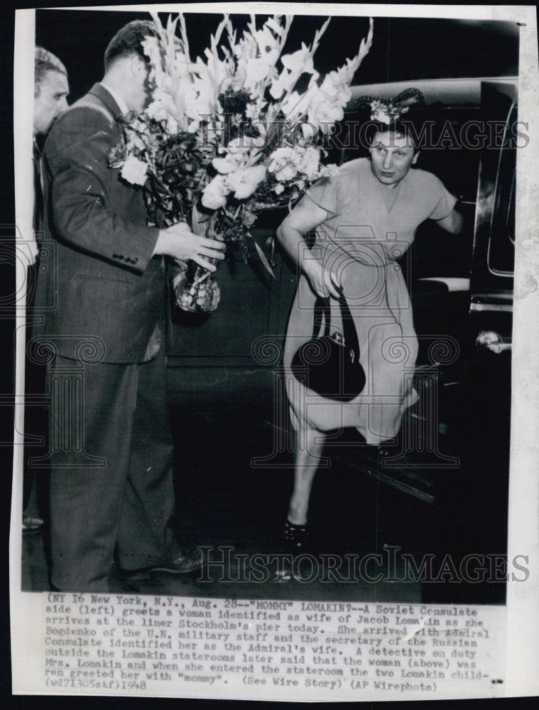 1948 Press Photo Wife Jacob Lomakin arrived Admiral Bogdenko UN Military staff - Historic Images