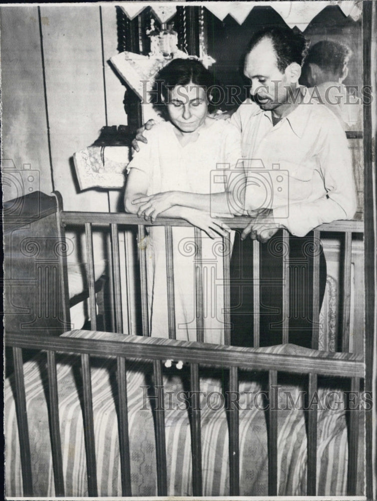 1952 Mr/Mrs Rafael Hernandez,Baby Kidnapped from Bellevvue Hospital - Historic Images