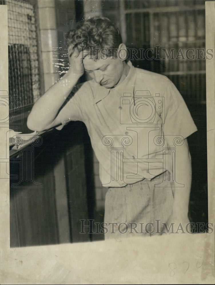 1950 Press Photo John A Herosy,Homer Ave ,Cambridge "Bat Burgular - Historic Images