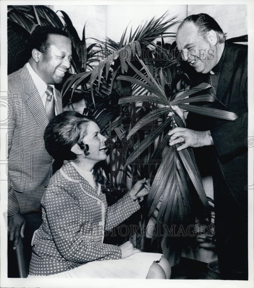 1971 Dr. Oswald Hoffmann, Jane Briggeman & Charles King, will spend - Historic Images