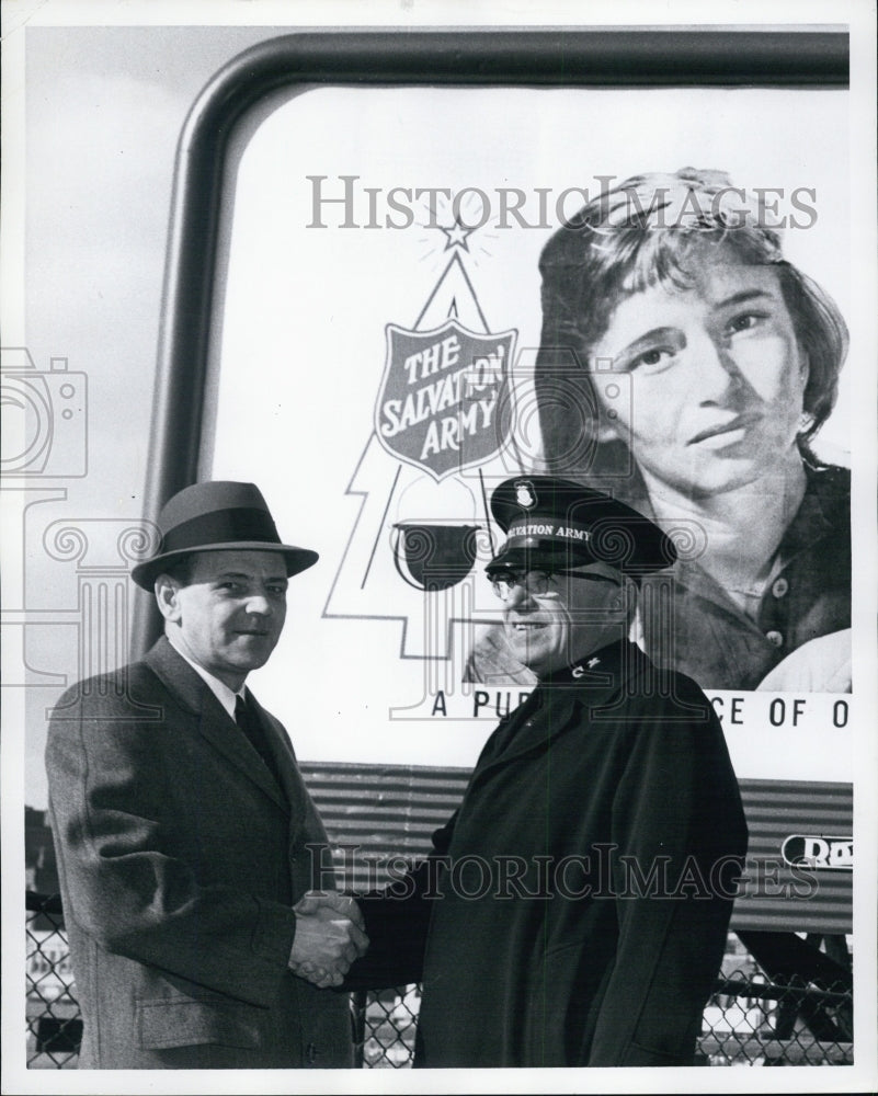 1960 Lt Col Hepburn and Wm Manning/Salvation Army,Christmas - Historic Images