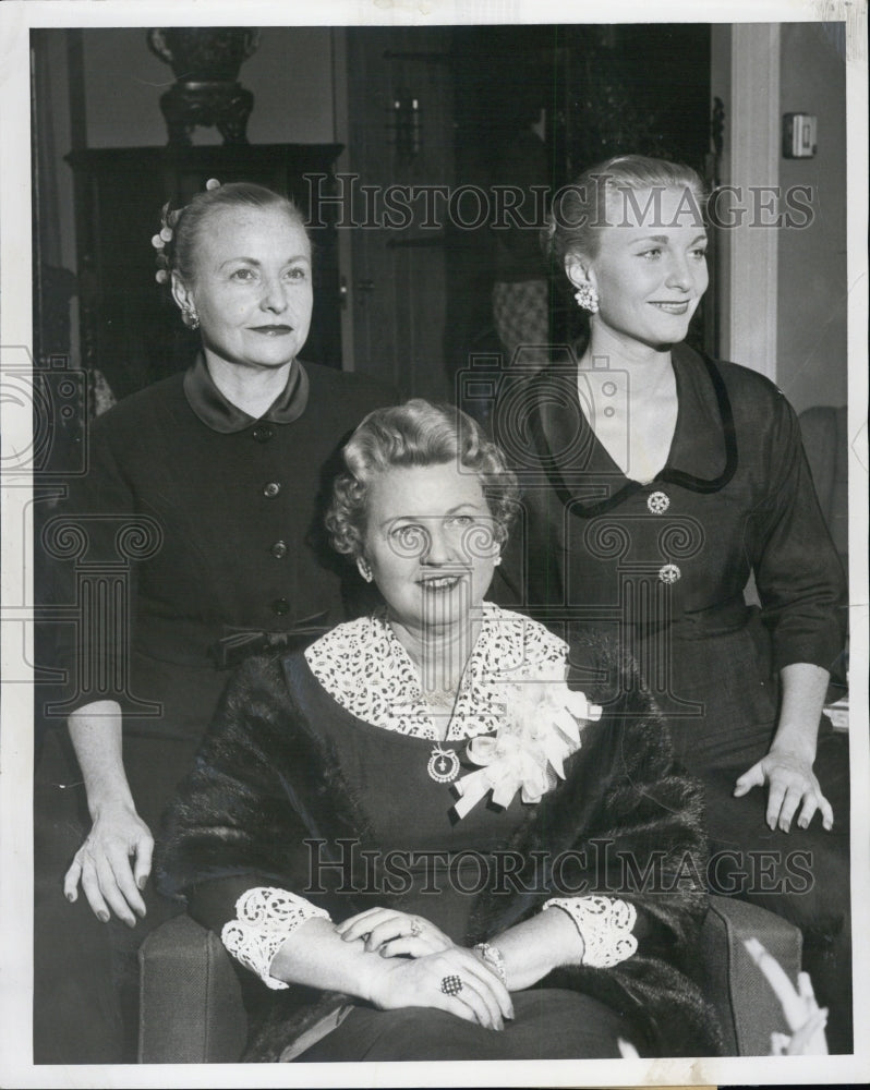 1957 Press Photo L; Mrs. James Hennessey, Mrs. Sawyer Miss Mary Sawyer - Historic Images
