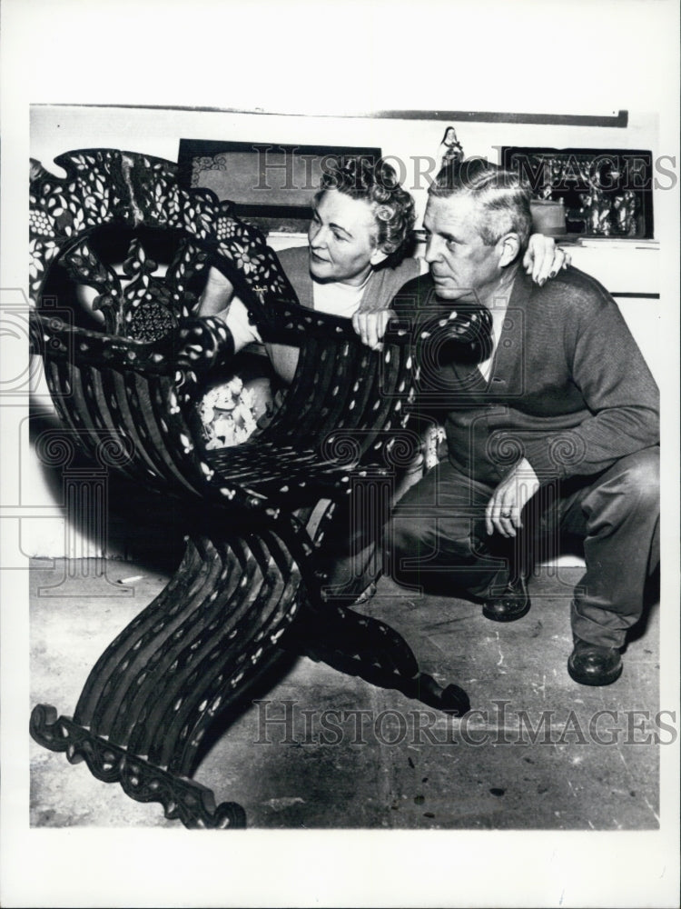 1957 Press Photo Mr. and Mrs. Milton Henry with antique Egyptian chair - Historic Images