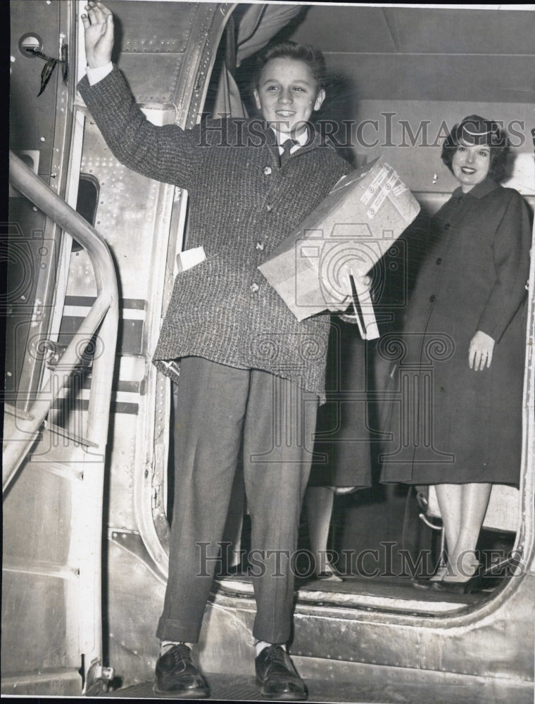 1960 Press Photo Fred Hennessey, Junior Diplomat, back in U.S. from London - Historic Images