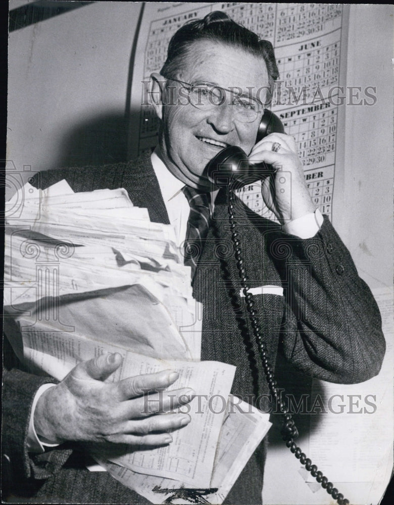 1960 Chief State Bureau Tax Collection James Hennigan retires 22 yrs - Historic Images