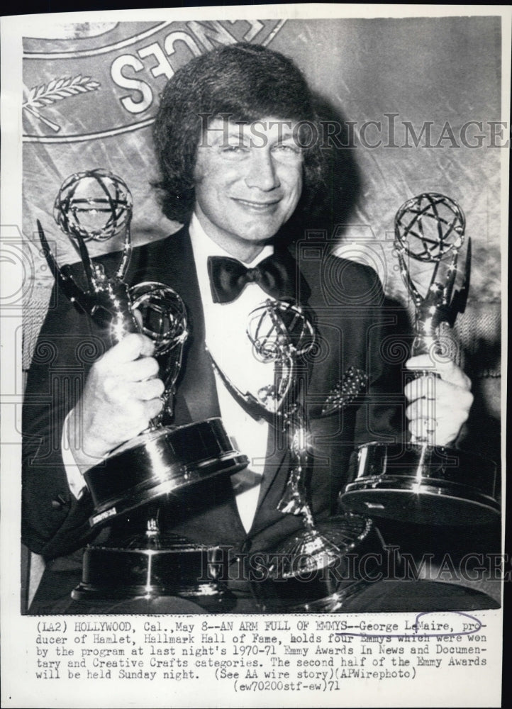 1971 Press Photo George LeMaire producer of Hamlet holds 4 Emmys - Historic Images