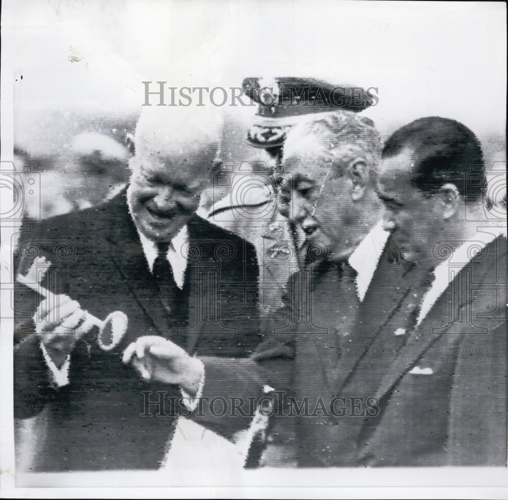 1960 Press Photo Pres.Eisenhower examines the key for Brazil's new capital city - Historic Images