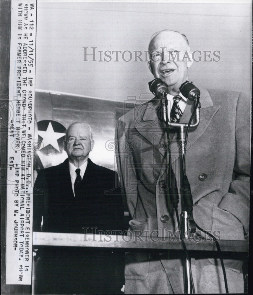 1955 Press Photo Pres. Eisenhower shown as he addressed the crowds - Historic Images