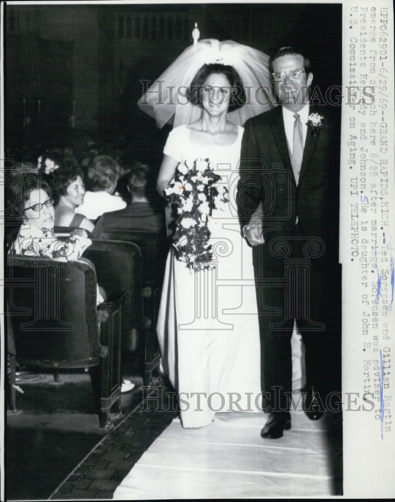 1969 Press Photo Ted Sorensen advisor Pres Kennedy & Johnson wife Gillien Martin - Historic Images