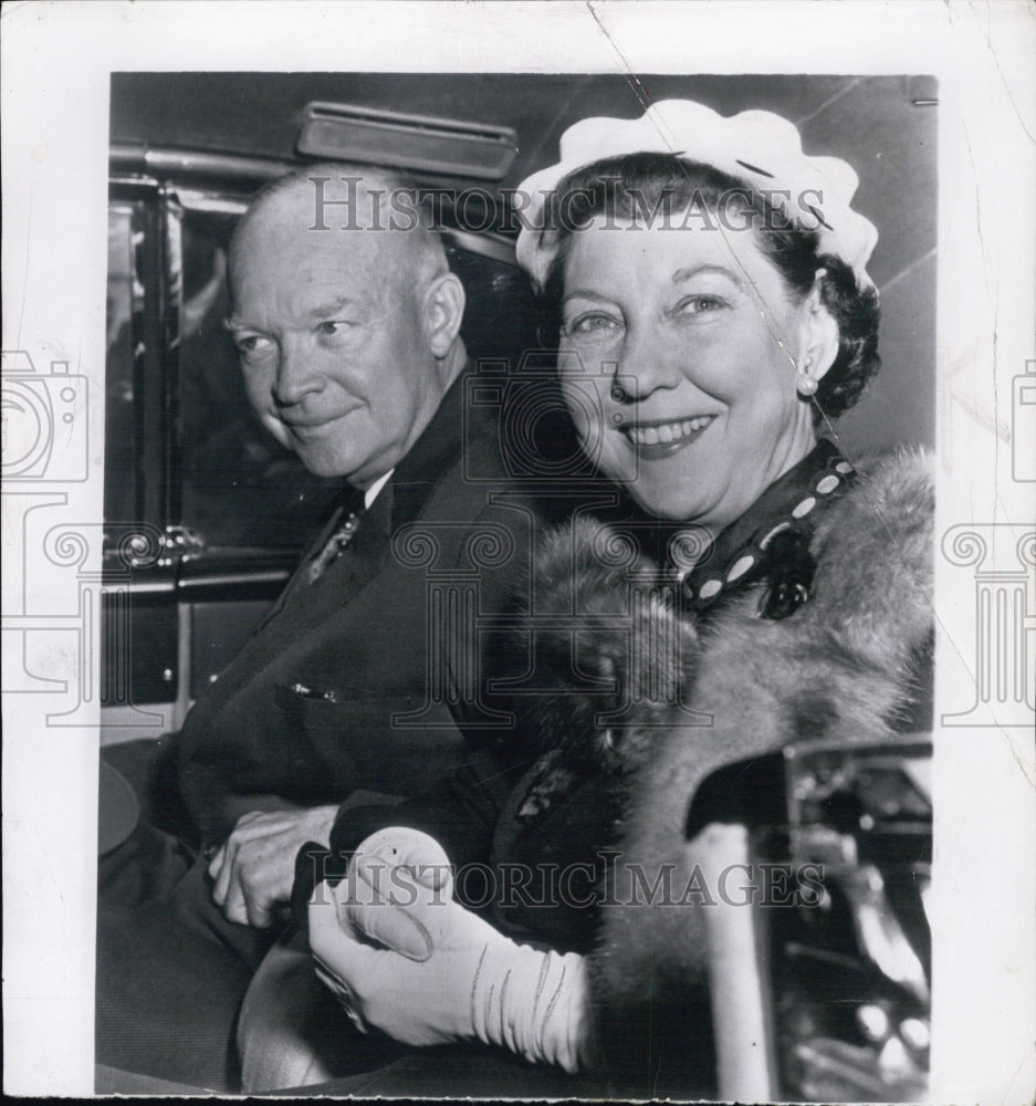 1955 Press Photo Mr. &amp; Mrs. Eisenhower sit in the limousine - Historic Images