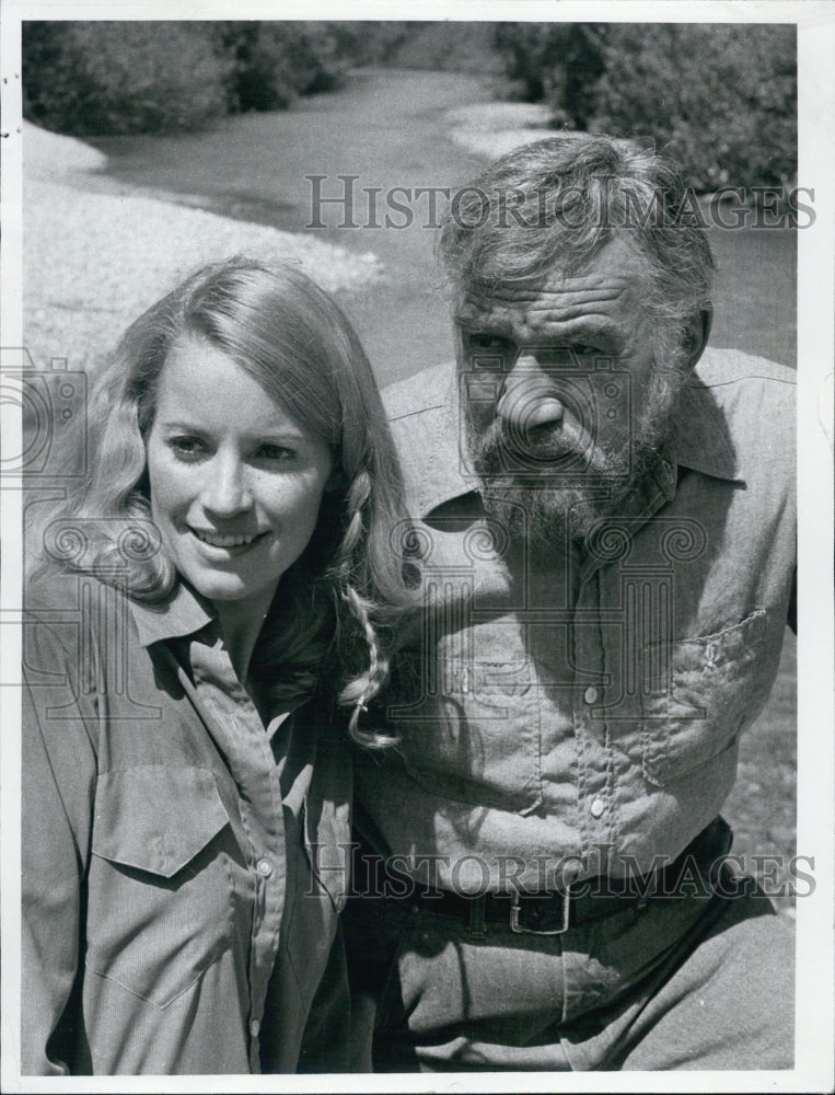 Press Photo Actor Lorne Greene and Julie Sommars - Historic Images