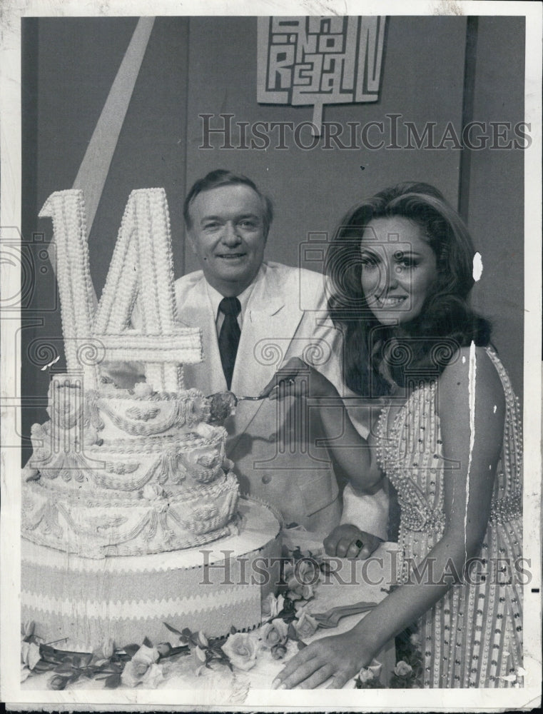 1972 Press Photo Bob Clayton from NBC&#39;s &quot;Concentration&quot; with Hostess Paola Diva - Historic Images