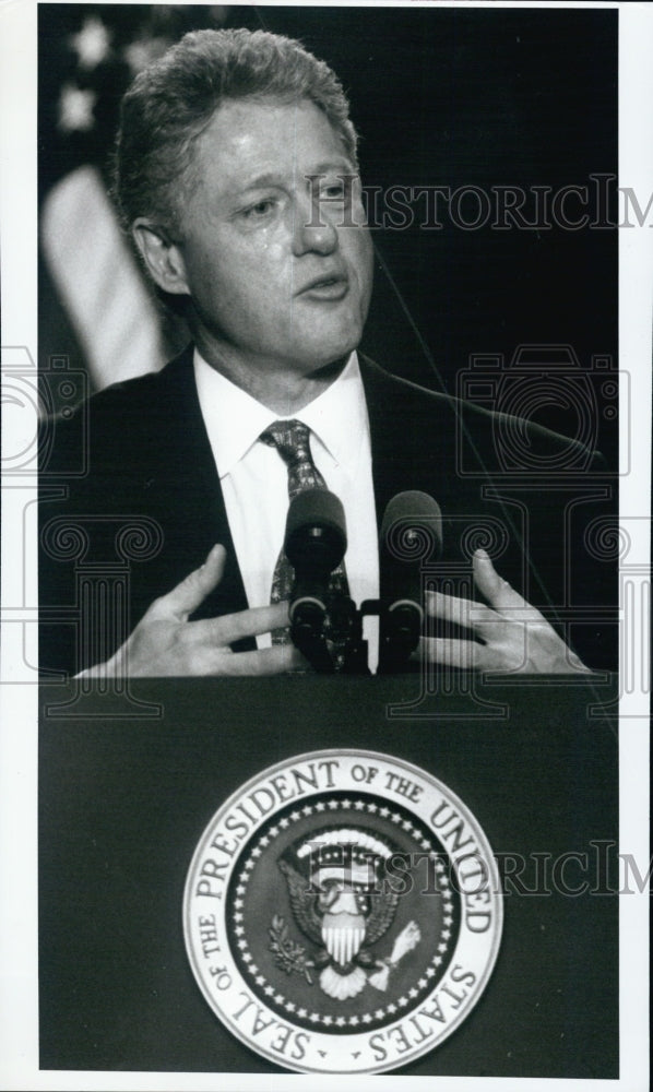 1997 Press Photo President Bill Clinton Speaks at University of Massachusetts - Historic Images