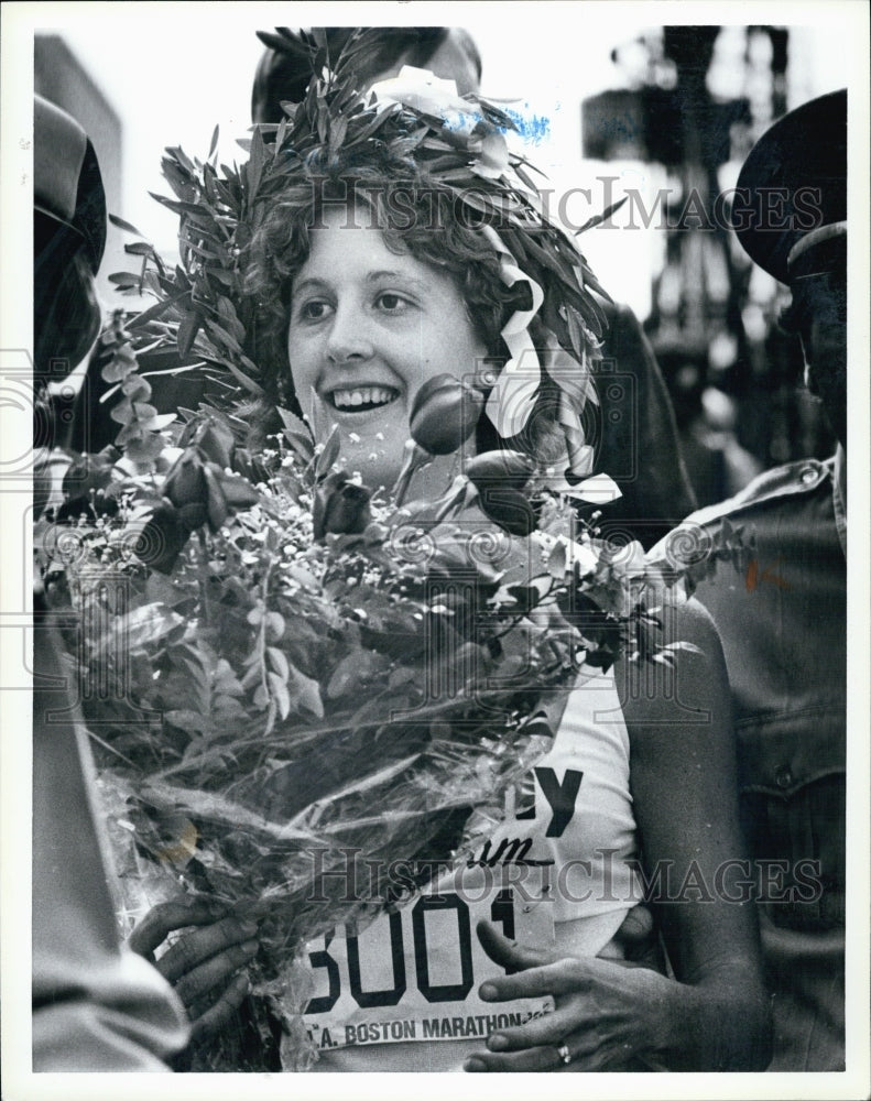 Press Photo Boston Marathon Race Winner Lisa Larsen Weidenbach - Historic Images