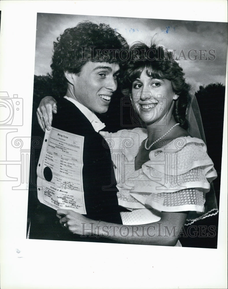 1985 Press Photo Boston Marathon Winner Lisa Larsen Weidenbach & Husband - Historic Images