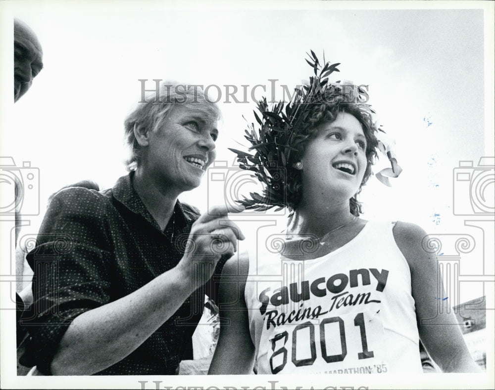 Press Photo Boston Marathon Winner Lisa Larsen Weidenbach - Historic Images