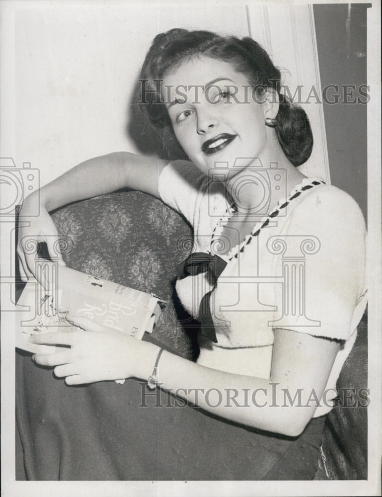 1947 Press Photo Actress Mary DeJony posing for photo - Historic Images