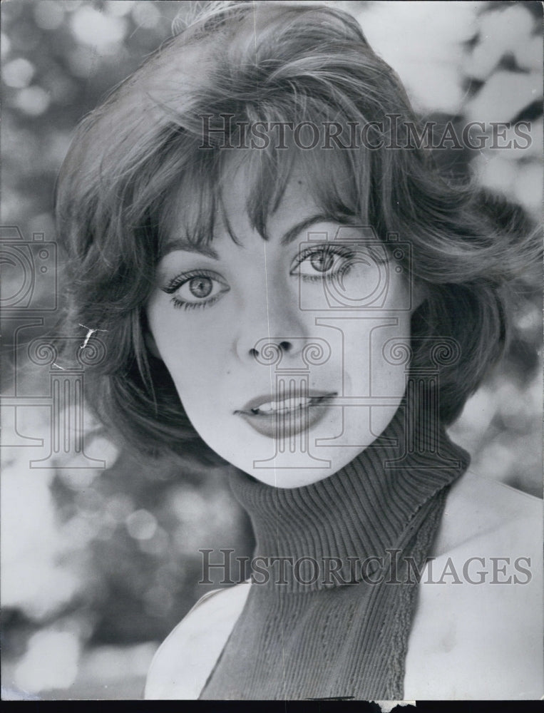 1975 Press Photo Susanna Clemmz appears with Van Johnson in "Boeing-Boeing" - Historic Images