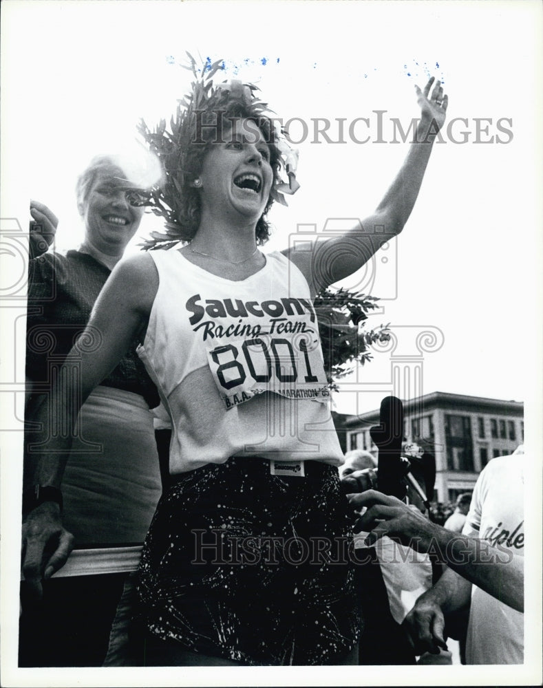 Press Photo Runner Lisa Larsen Weidenbach - Historic Images