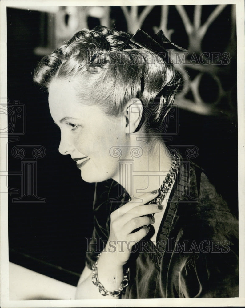 1935 Press Photo Ruth Weidman wearing newest in coiffures - Historic Images