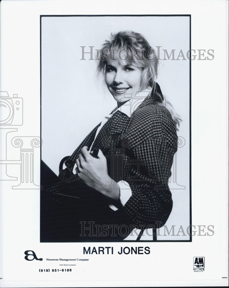 Press Photo Singer Painter Marti Jones - Historic Images