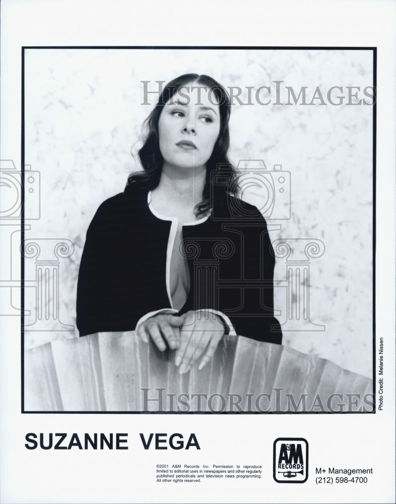 2001 Press Photo Suzanne Vega Entertainer Acoustical Guitar AM Records Inc. - Historic Images