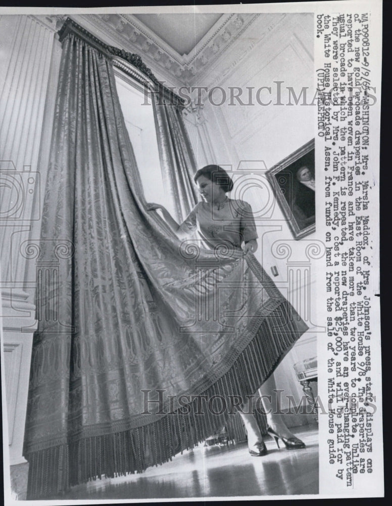 1965 Press Photo Mrs. Marsha Maddox displays one of new brocade draperies - Historic Images