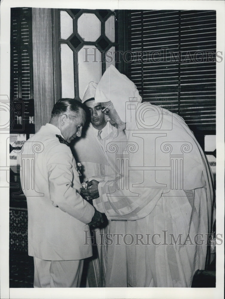 1955 Sultan Mohammed Ben Moylay Arafa with military commanders - Historic Images