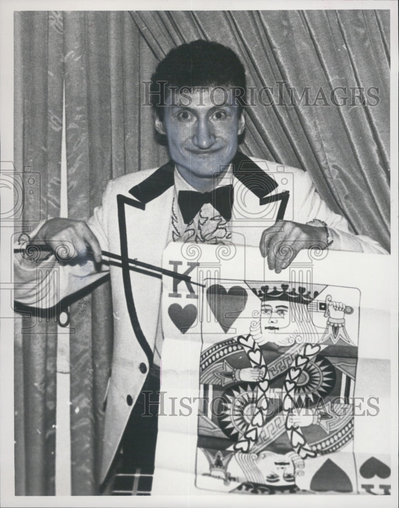 Press Photo Comedian Evan Korey Large King Hearts Card - Historic Images