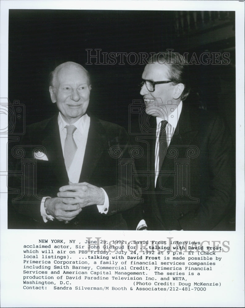 1992 Press Photo Sir John Gielgud talking with David Frost. - Historic Images