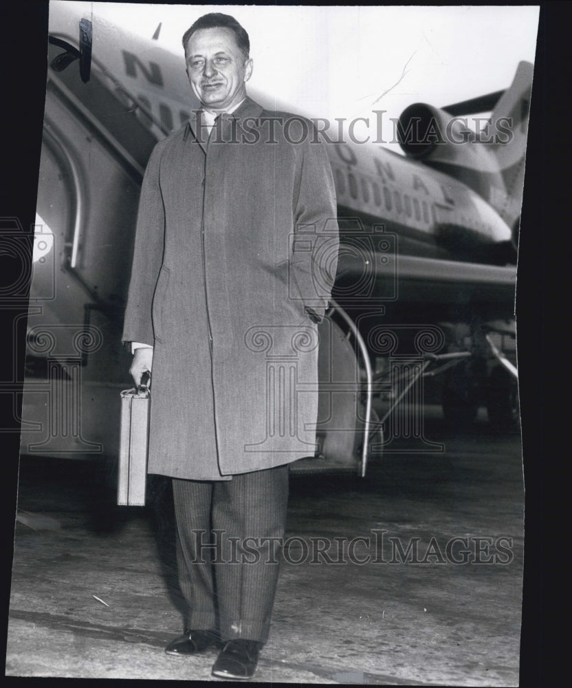 1966 Press Photo Dr Leo Krall Boston Airport Havana Cuba - Historic Images