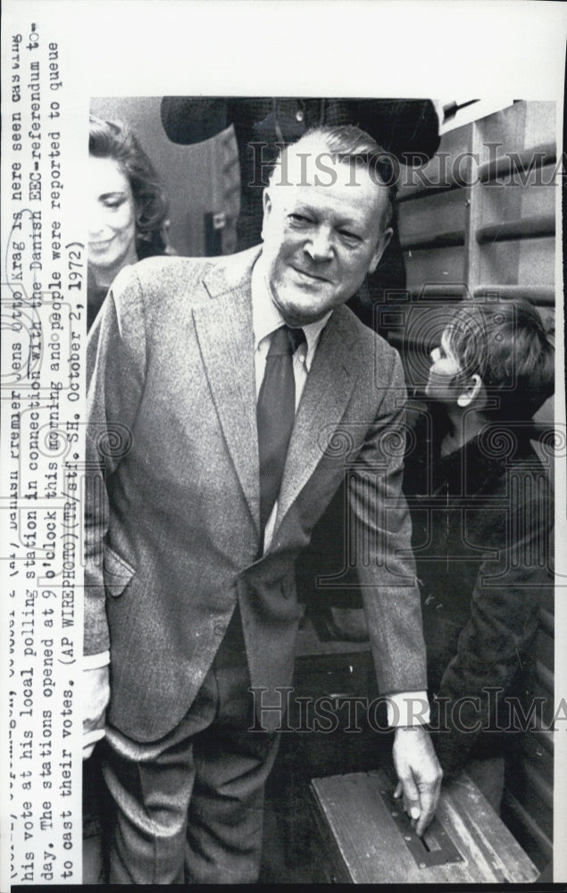 1972 Press Photo Danish Premier, Jens Otto Krag at Polling Station - Historic Images