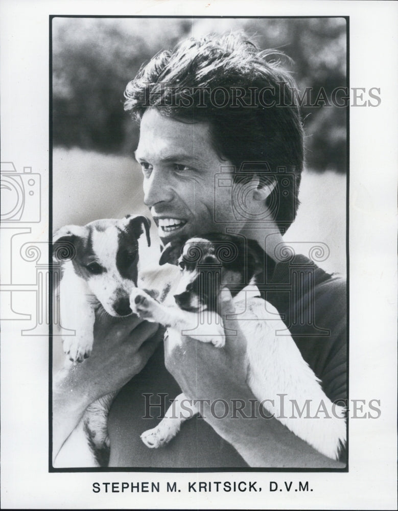 Press Photo Stephen M Kritsick Doctor Veterinary Medicine Puppies - Historic Images