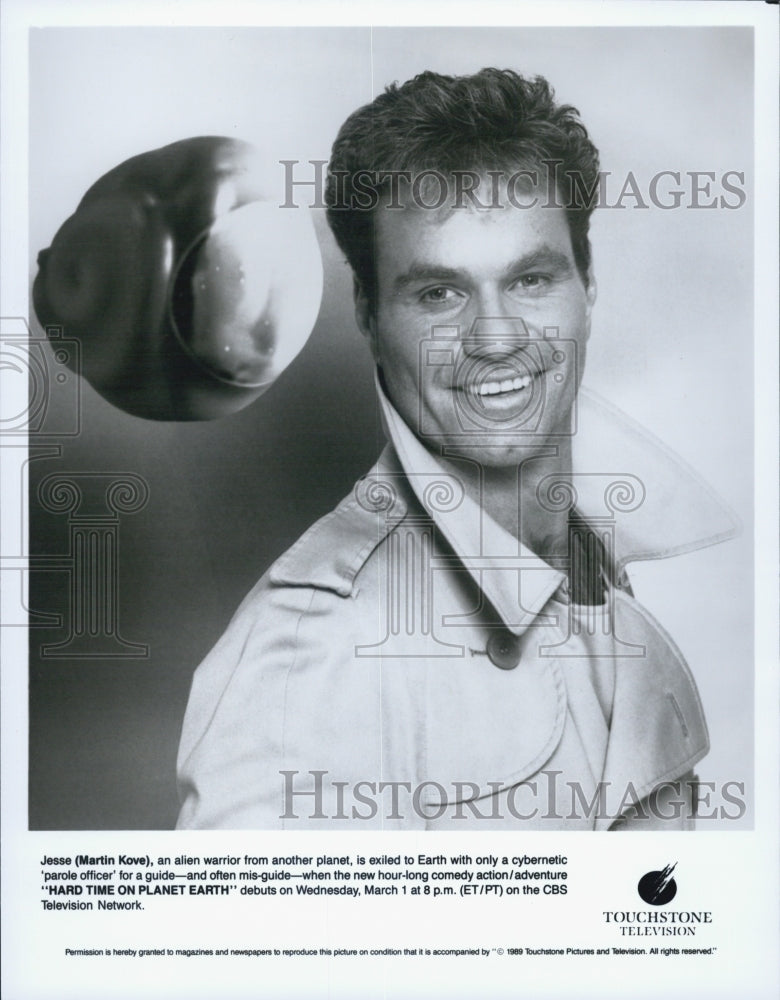 1989 Press Photo Martin Kve in &quot;Hard Time on Planet Earth&quot; - Historic Images