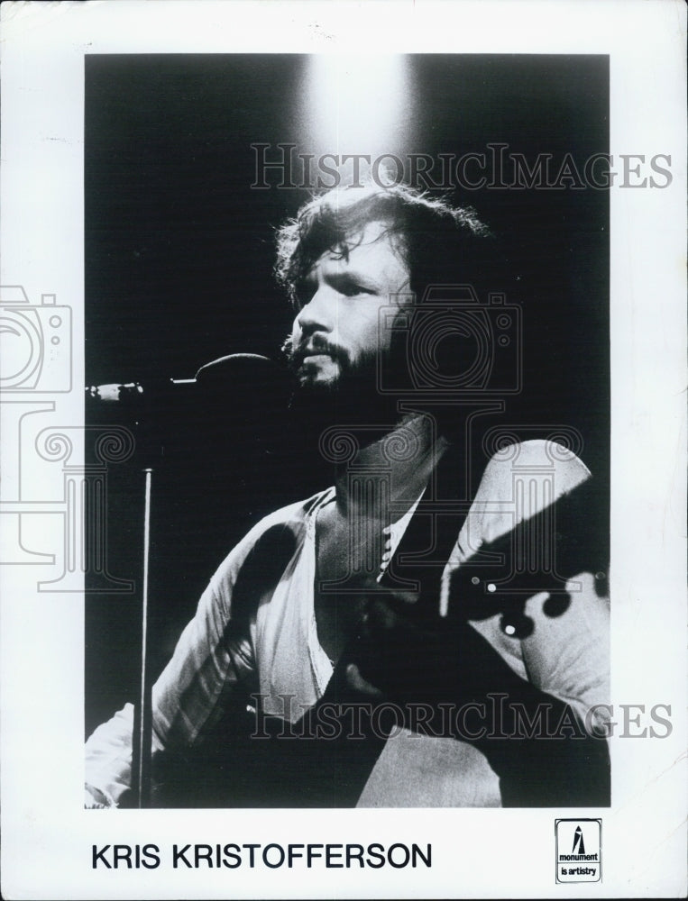 1975 Singer-songwriter Kris Kristofferson in concert. - Historic Images