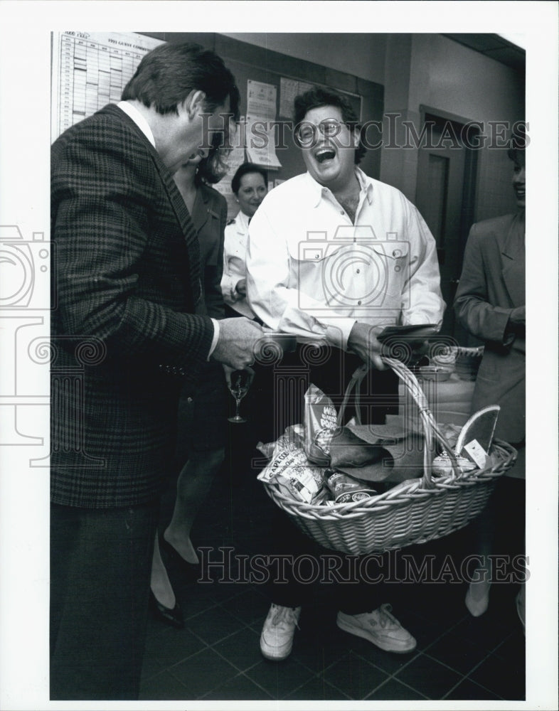 1993 Press Photo Four Seasons Chef Michael Kornick Gift Basket Robin Brown - Historic Images