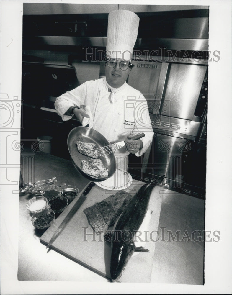1992 Press Photo Four Seasons Hotel Chef Michael Kornick Salmon Dish - Historic Images