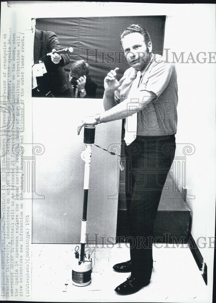 1971 Press Photo Robert Kovach, Professor at Stanford - RSG86019 - Historic Images