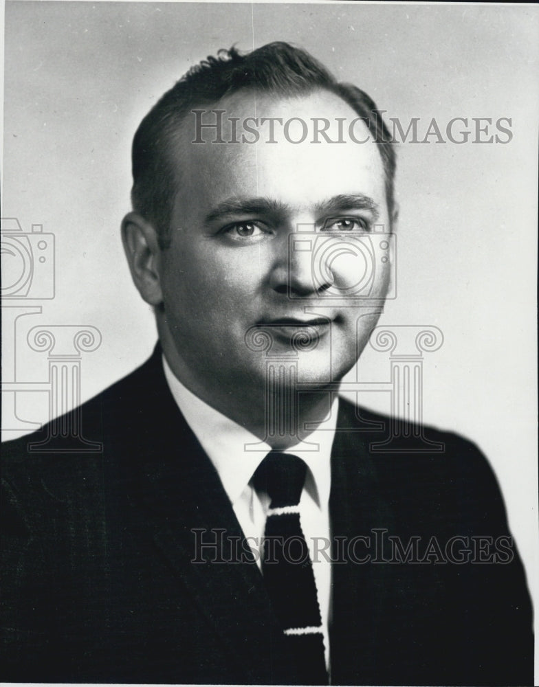 1964 Press Photo Eugene B. Konecci, director of Biochemistry and Human Research - Historic Images