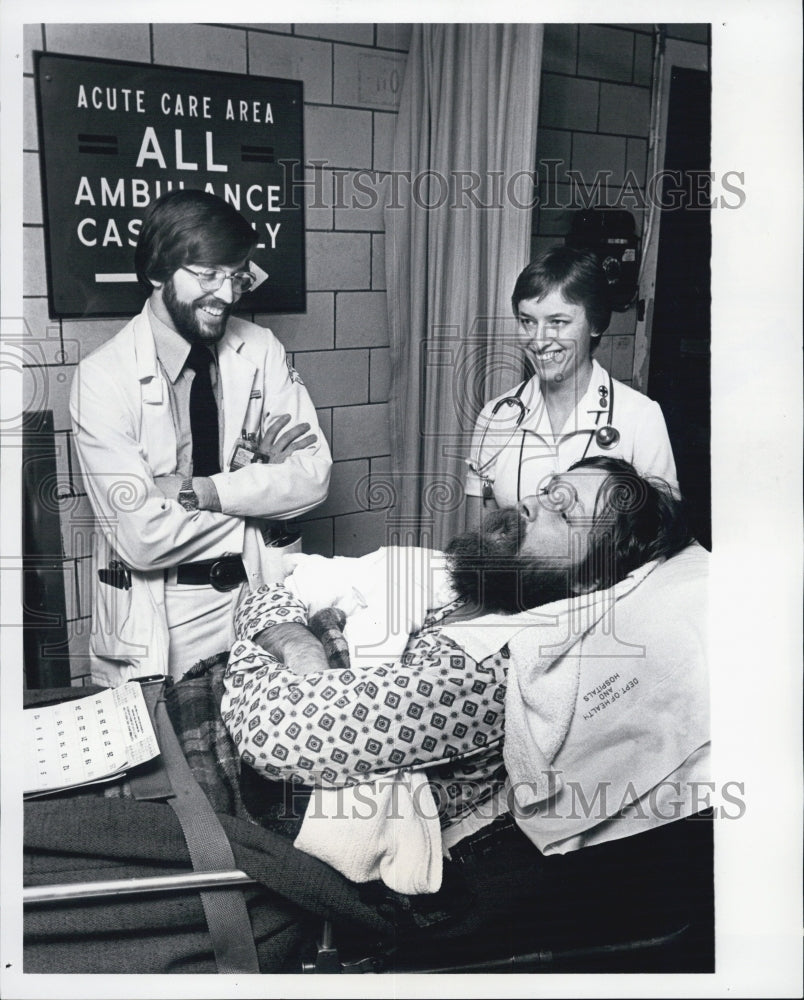 1979 Press Photo Tom Kosenen with Dr. Warren Williamson and Nurse Jean Lank - Historic Images