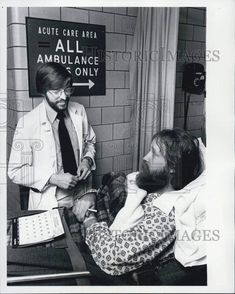 1979 Press Photo Tom Kosenen with the doctor who saved his life, Warren Williams - Historic Images