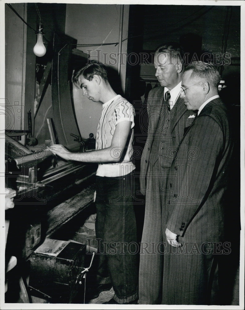 1950 Doctors visit workshop of the Boston Tuberculosis Association - Historic Images