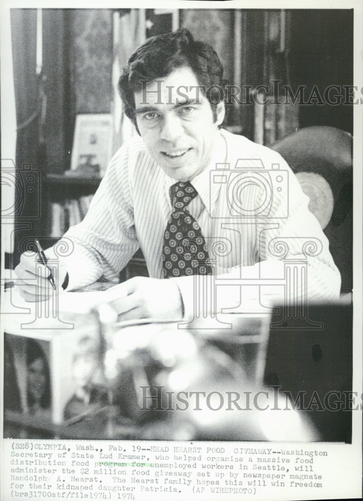 1974 Press Photo Washington Sec. of State Lud Kramer heads Heart Food Giveaway - Historic Images