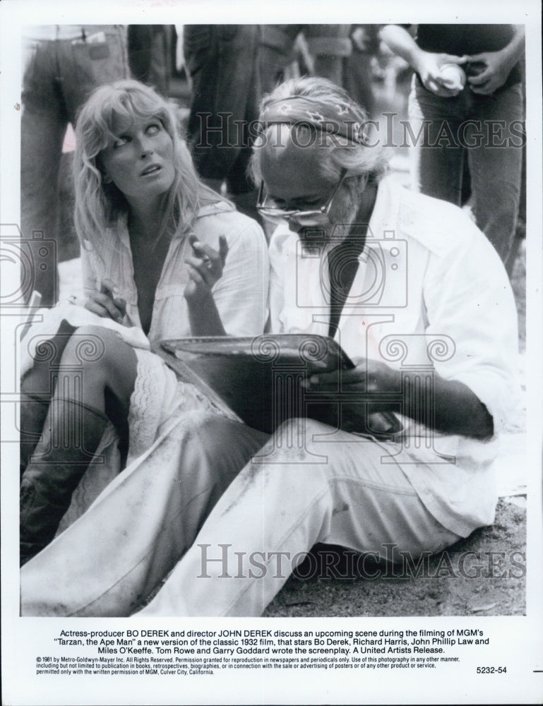 1981 Press Photo Bo Derek and director John Derek on set of Tarzan the Ape Man - Historic Images
