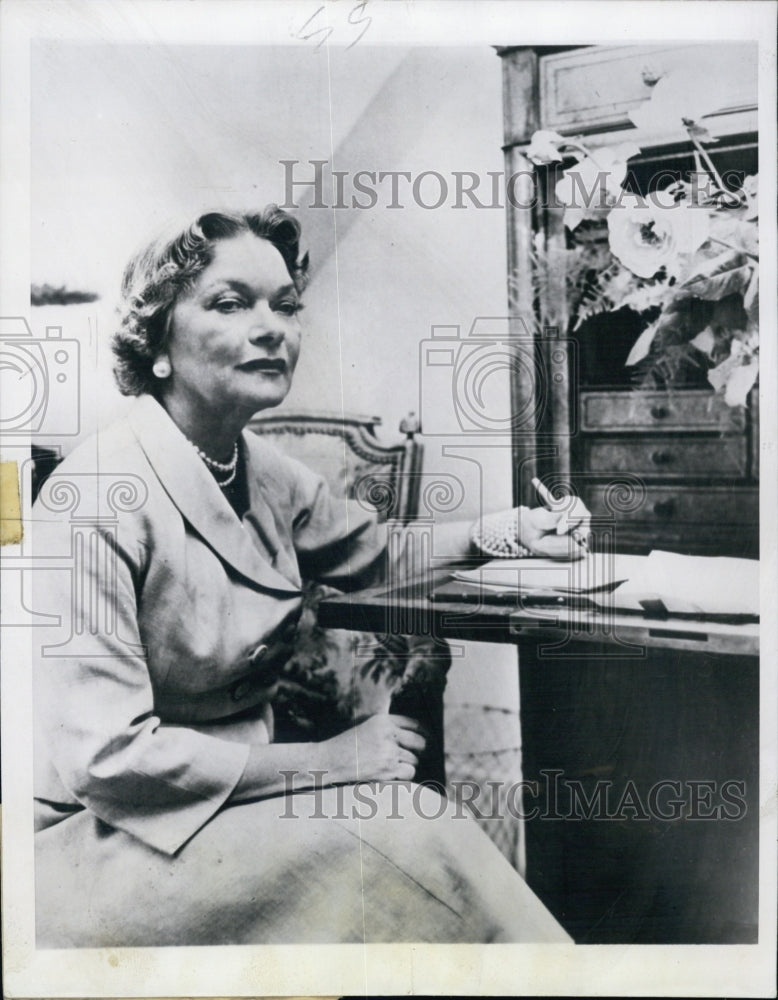 1951 Jane Derby, NY Designer wins Fashion &quot;Winnie&quot; - Historic Images